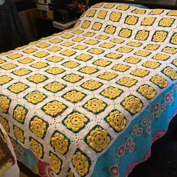 VTG Handmade Yellow and White Daisy Crochet Blanket - Picture 1 of 6